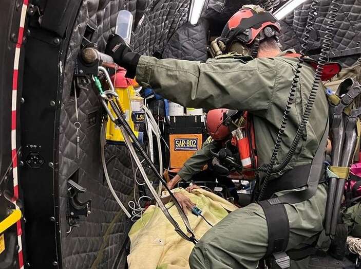 El enfermo en el interior del helicóptero/TA.